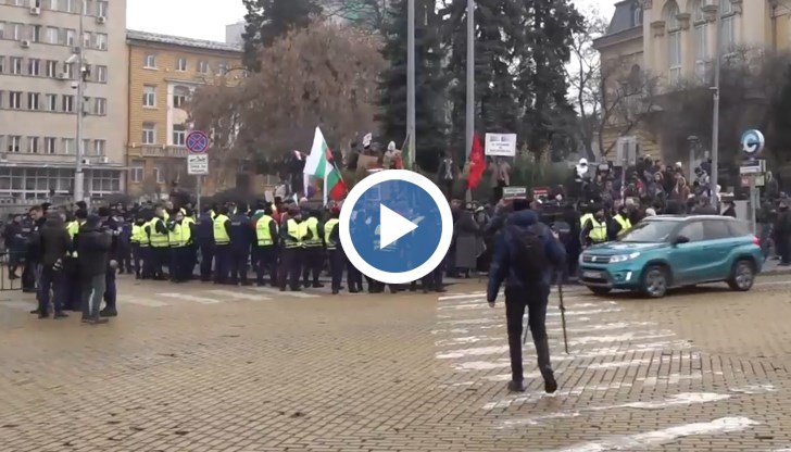 Протестиращи обсадиха парламента в защита на българския лев