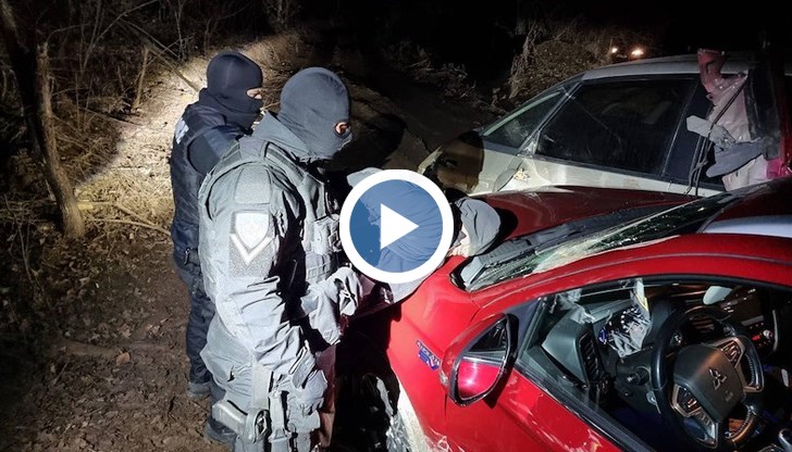 Шофьорът е ударил четири патрулни коли, опитвайки се да избяга от полицията