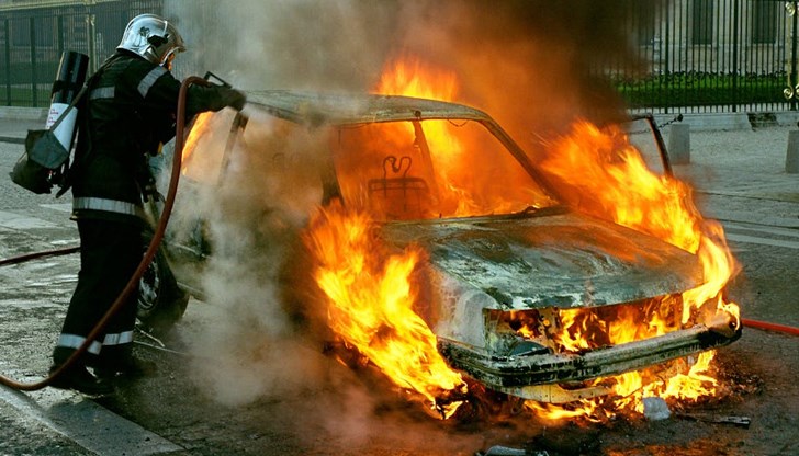 Автомобилът е изгорял напълно след удара в стълба / Снимката е илюстративна