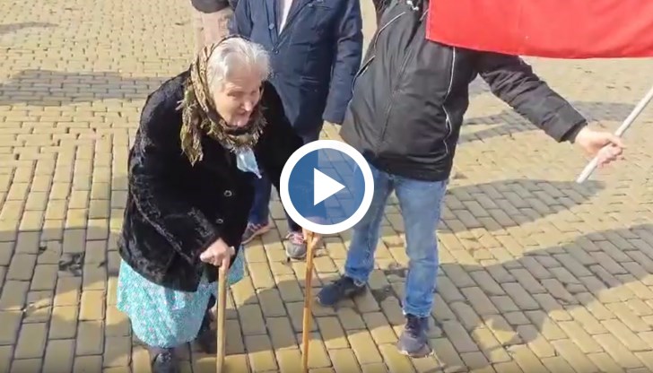 Протестиращите призоваха полицаите да дарят средства на жената