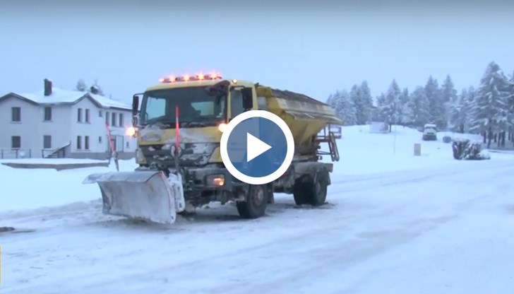Осем машини чистят прохода "Шипка"