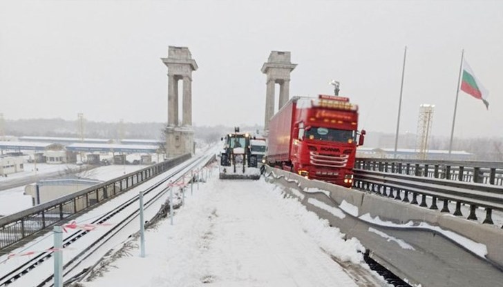 Движението се осъществява в едното платно