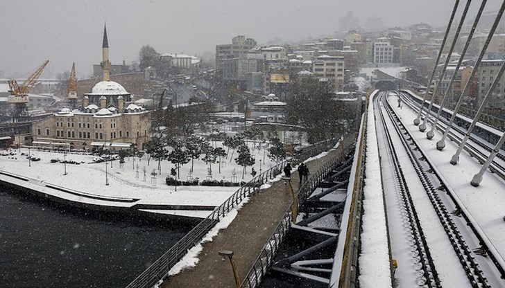 Снежната покривка е обхванала азиатската част на мегаполиса