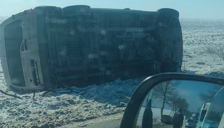 Шофьорът е невредим, пътят е почистен от снега