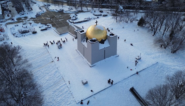 Снежната покривка около емблематичния храм-костница създаде идеални условия за зимни забавления