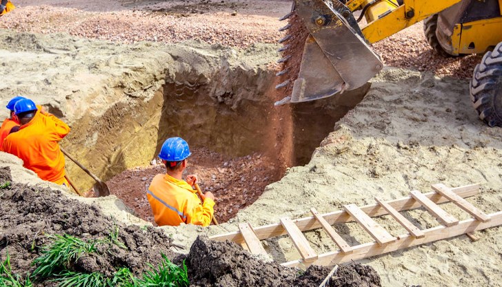Четирима души са извадени, продължава издирването на останалите