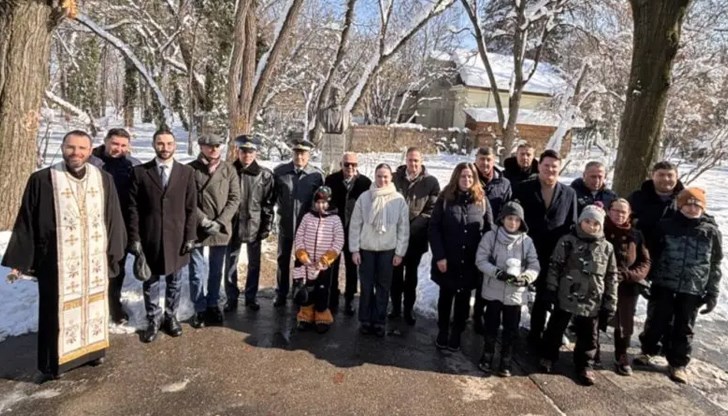 Посланик Радко Влайков и представители на българските организации в Румъния поднесоха цветя пред паметниците на двамата национални герои