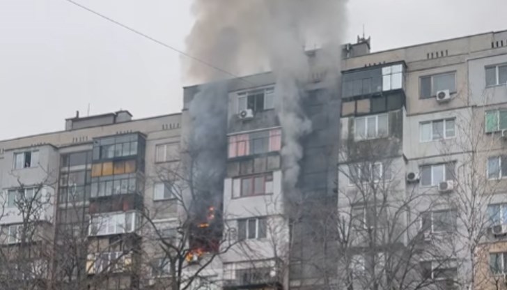 Огнената стихия избухна в блок „Ледено Езеро" Огнената стихия избухна в блок „Ледено Езеро"