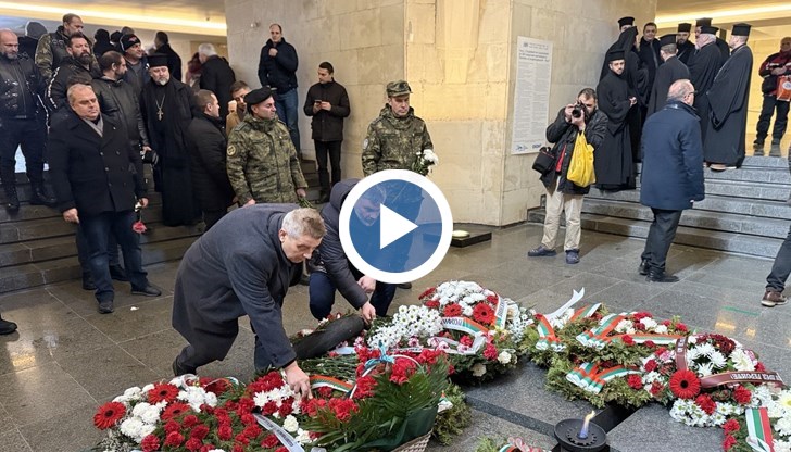 Гвардейци и детски хор почетоха паметта на героите в Пантеона на възрожденците