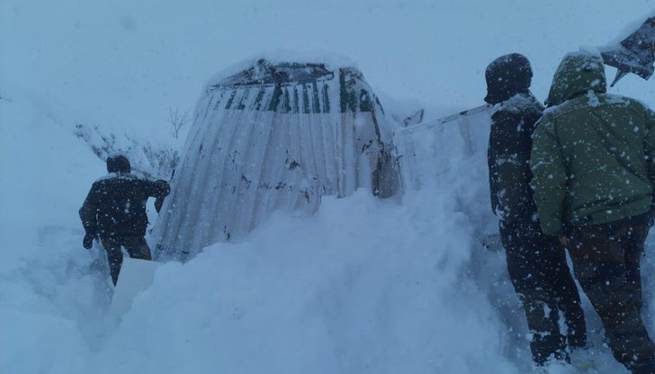 Спасителите не могат да достигнат до пострадалите заради обилен снеговалеж