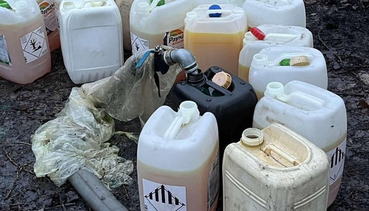 Задържаните са хванати на местопрестъплението при източване на цистерна