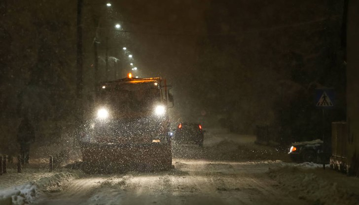 Продължаващият снеговалеж създава затруднения в движението в редица области