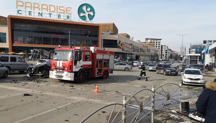 Сблъсъкът е между луксозни автомобили