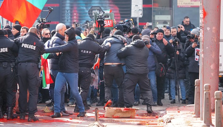 Привържениците на "Възраждане" атакуваха с боя и димки