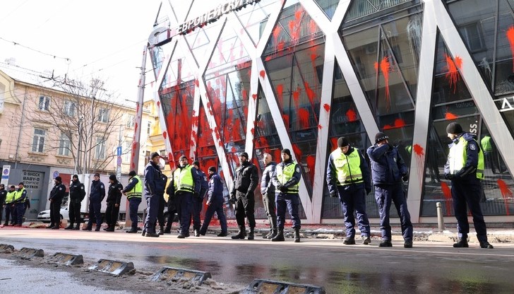 Вътрешният министър осъди вандалските прояви пред сградите на БНБ и Европейската комисия в София