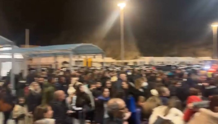 Евакуират крайбрежните зони на Санторини