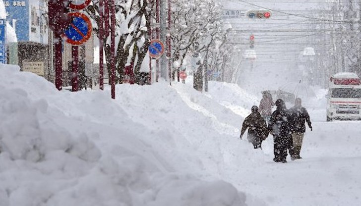 Снежен капан в Япония, минус 20 градуса вледениха страната
