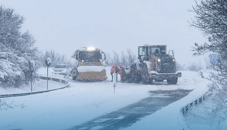 70-сантиметрова снежна покривка блокира села и пътища
