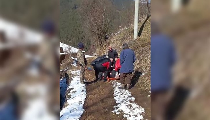 Жители на село Брезе пренасят мъж на ръце до линейката