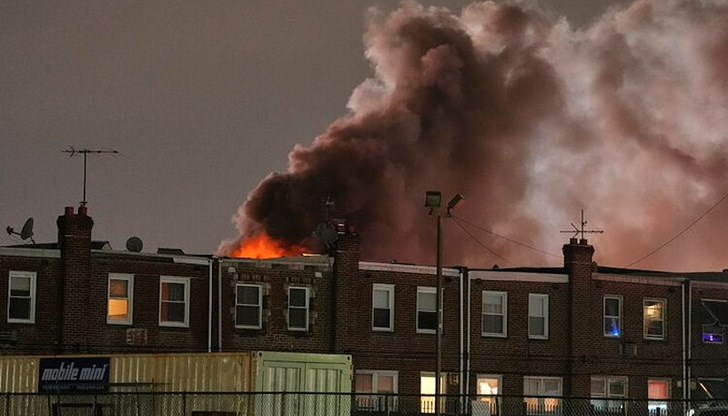 Дим се издига от мястото в американския град Филаделфия, където се е разбил медицински самолет