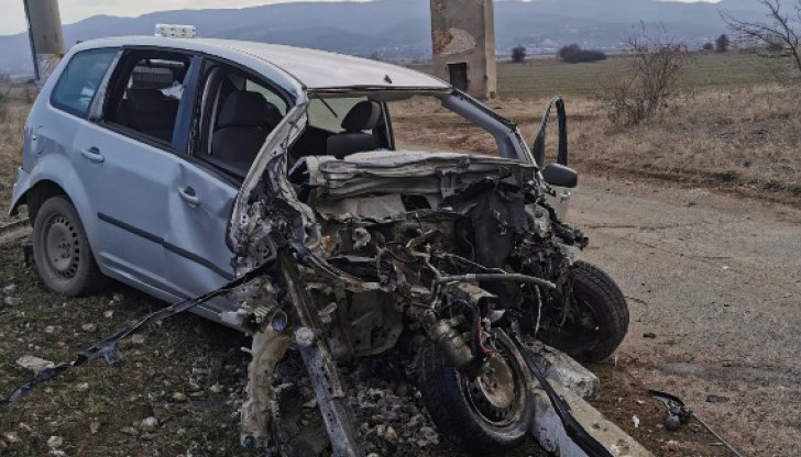 Влак помете автомобил на прелез Влак помете автомобил на прелез