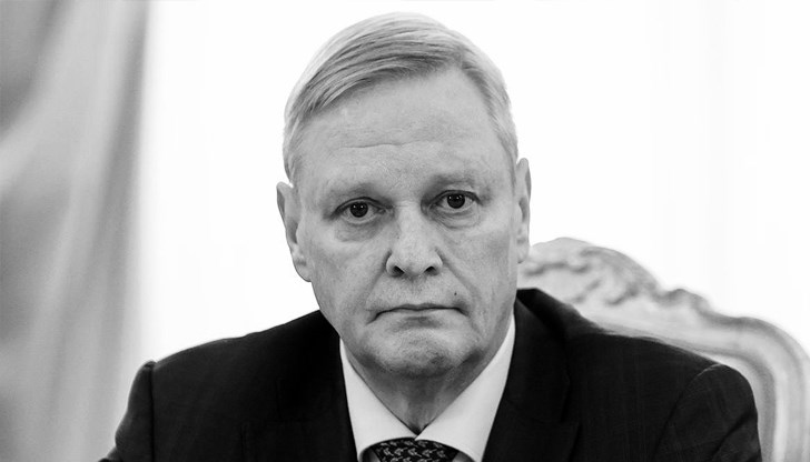 Дипломатът е служил като посланик в София от 1999 до 2004 година Дипломатът е служил като посланик в София от 1999 до 2004 година