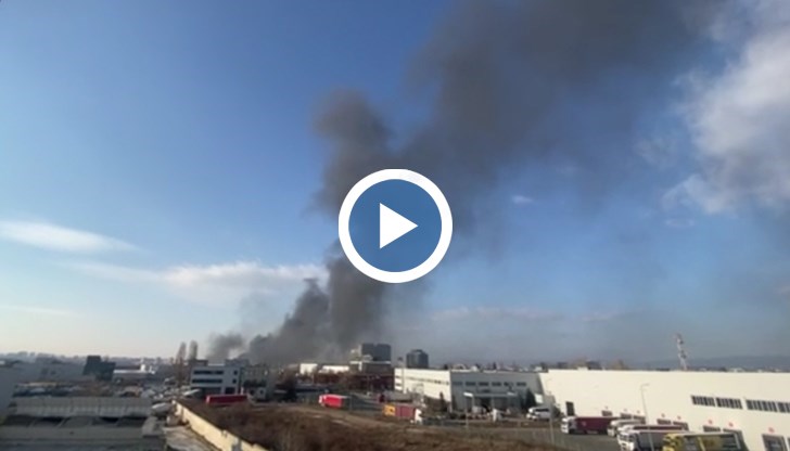 Пожар между кварталите "Слатина" и "Христо Ботев" предизвика гъсти облаци дим