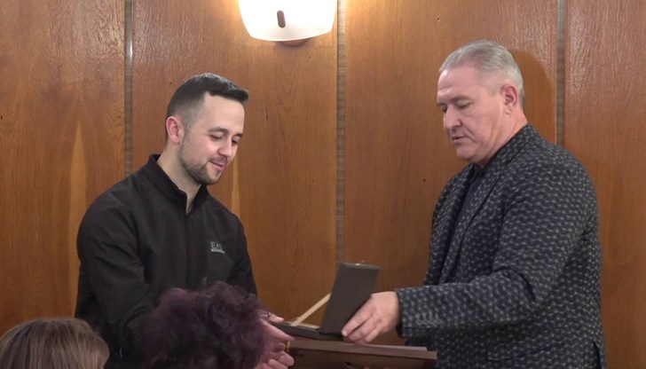 Димитър Славов награди първия български професионалист по билярд за прославата на общината на международно ниво