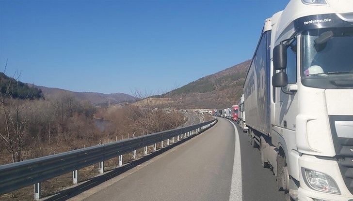 Колоната от автомобили е 4 километра Колоната от автомобили е 4 километра