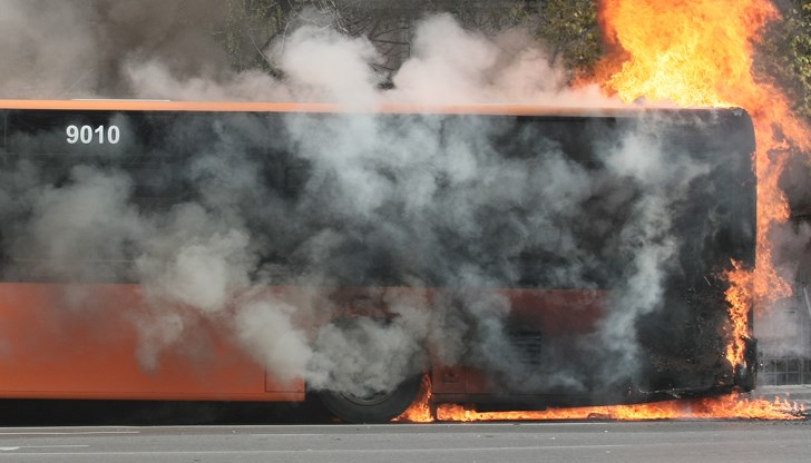 Огънят тръгнал от двигателния отсек на превозното средство Огънят тръгнал от двигателния отсек на превозното средство