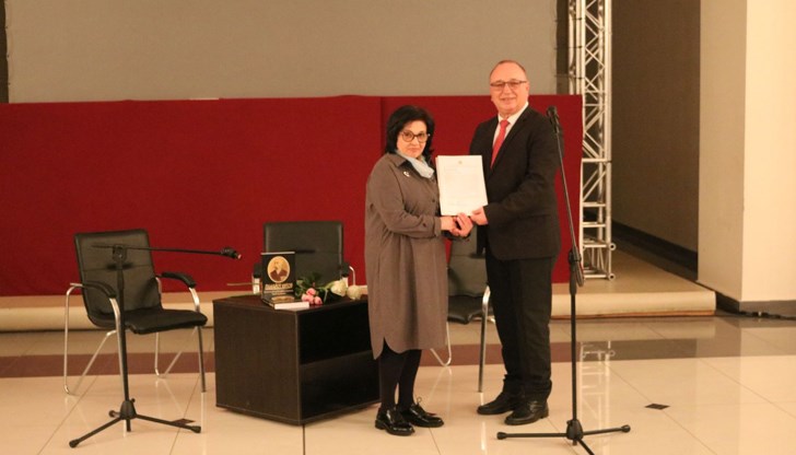 Историкът Веселина Антонова представи второто допълнено издание в Доходното здание