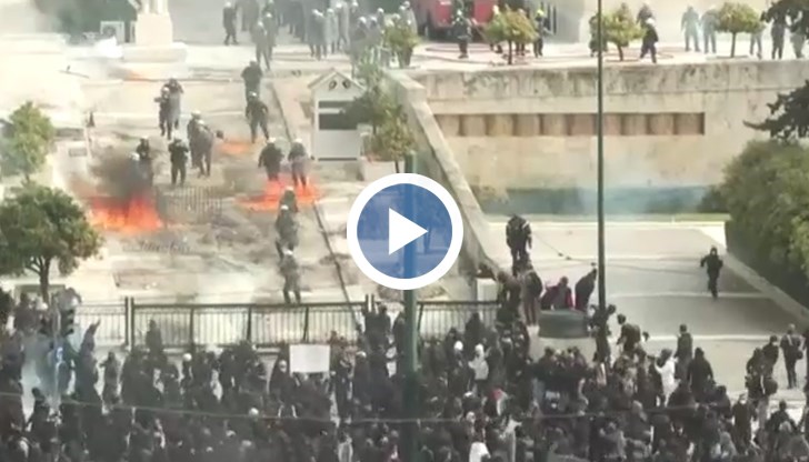 Младежи със запалителни бомби се сблъскаха с полицейските части