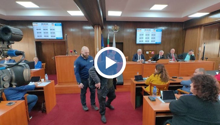 Охраната изведе гражданин, след като отправи ултиматум към Пенчо Милков