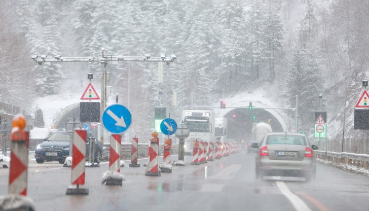Затворени проходи и ограничения по пътищата в цялата страна Затворени проходи и ограничения по пътищата в цялата страна