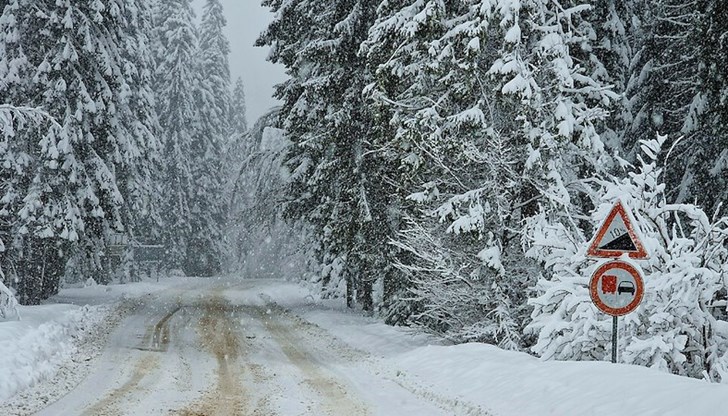 Снегорините чистиха цяла нощ пътищата в Смолянско Снегорините чистиха цяла нощ пътищата в Смолянско