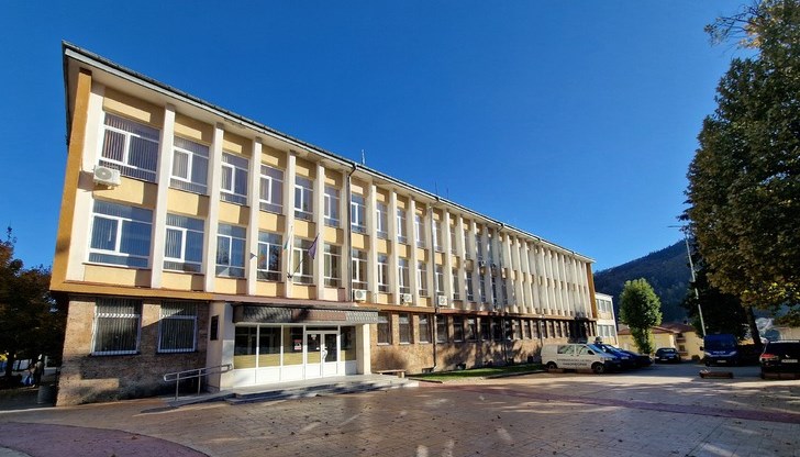 Месечната заплата за длъжността е 1800 лева