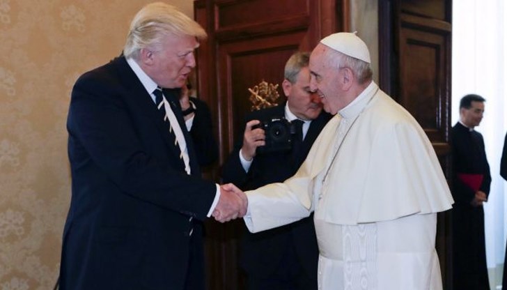 Молим се за папата, заяви говорителката на американското президентство