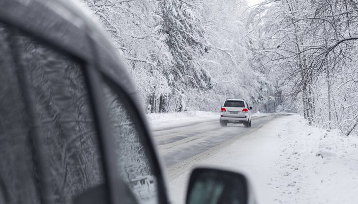 Сняг затрупа 14 области днес