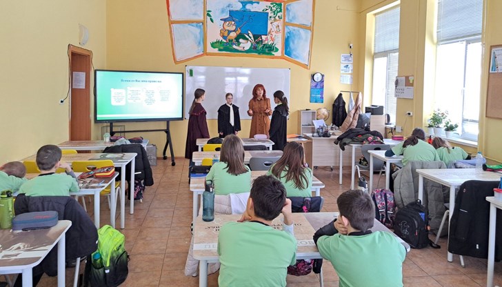 Петокласници в ОУ "Иван Вазов" облякоха тоги и научиха за работата на магистратите Петокласници в ОУ "Иван Вазов" облякоха тоги и научиха за работата на магистратите