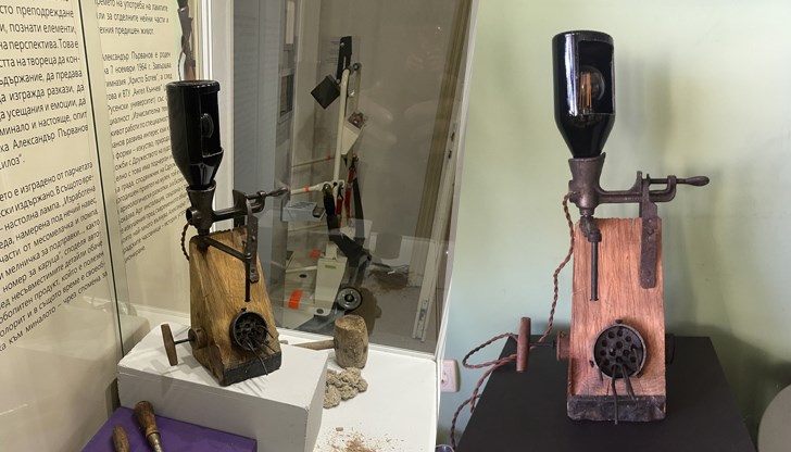 Изкуство от забравени предмети във фоайето на музея