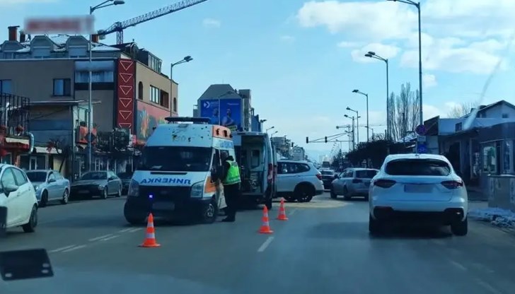 Трима души са транспортирани за преглед в болница след инцидента
