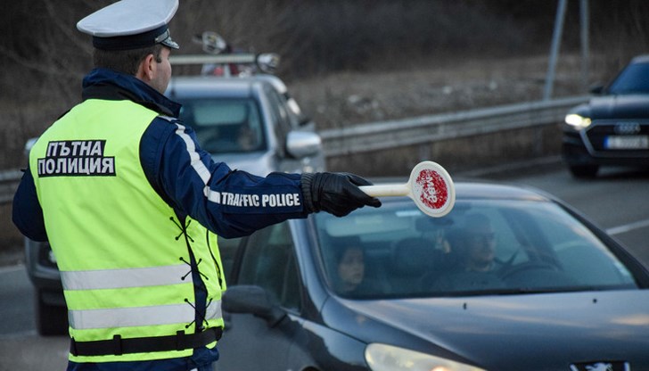 Трафикът се регулира от пътна полиция