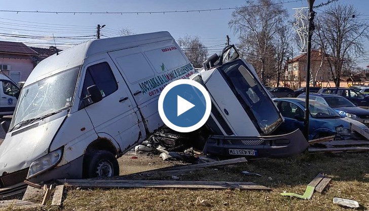 Полицейска гонка завърши с удар в микробуси