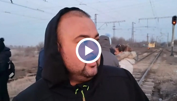 Недоволството е заради твърде дълго спуснати бариери, което пречи на преминаването през прелеза