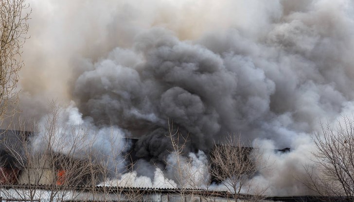 Три пожарни екипа са на мястото на инцидента