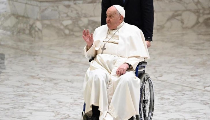 Светият отец страда от двойна пневмония, състоянието му е критично