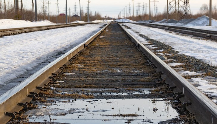 Спирачките на локомотива отказали при маневра на гарата