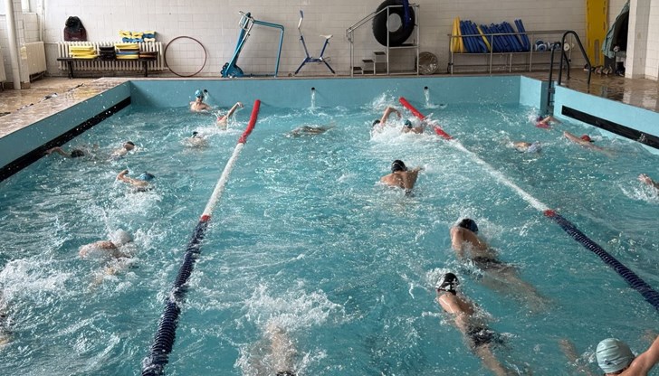 Състезанието се проведе в обновения басейн в Спортното училище