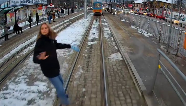 Инцидентът е заснет от камери в района на булевард "Цар Борис Трети"