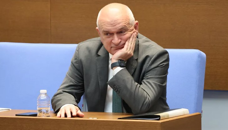 Опозицията иска проверка за законността на двата поста на Главчев